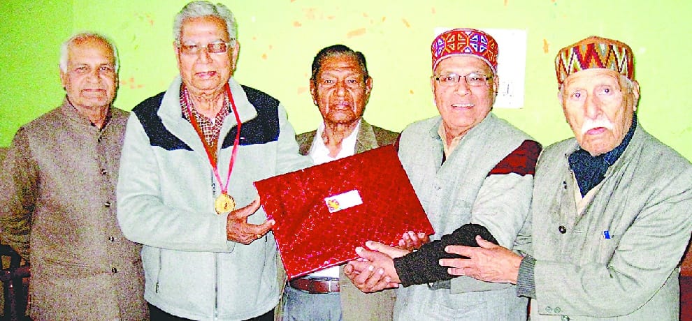 एसएस शर्मा को पर्यावरण समिति नाहन से किया सम्मानित
