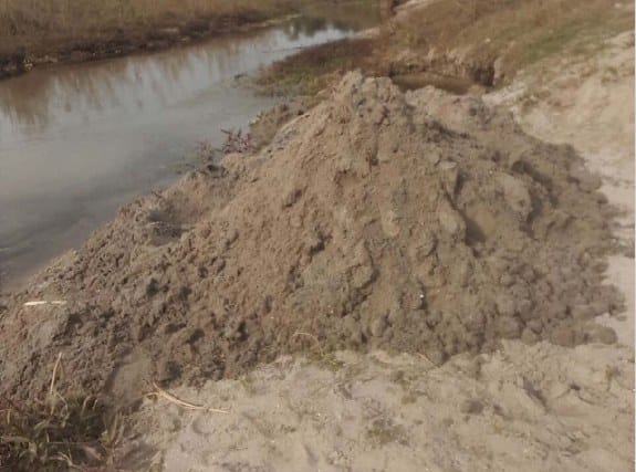 sand miners digging out sand from gomti river