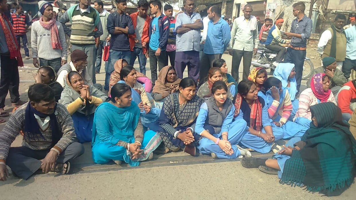 protest start in varanasi after grp beat manduadih rail staff