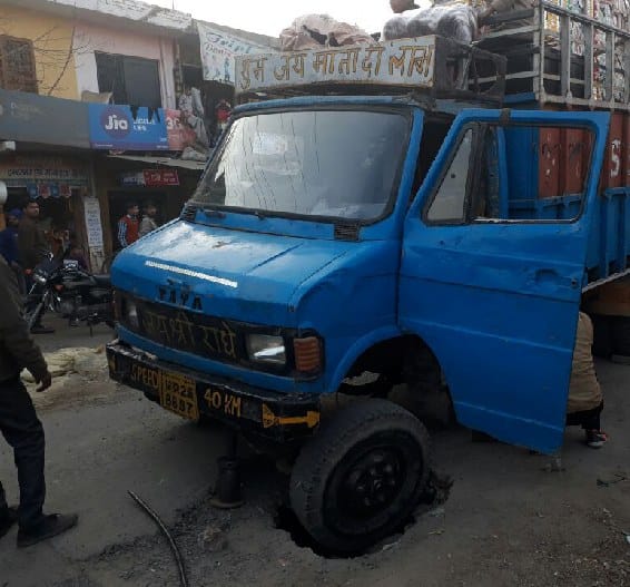 vehicle movement stops as bridge cracks
