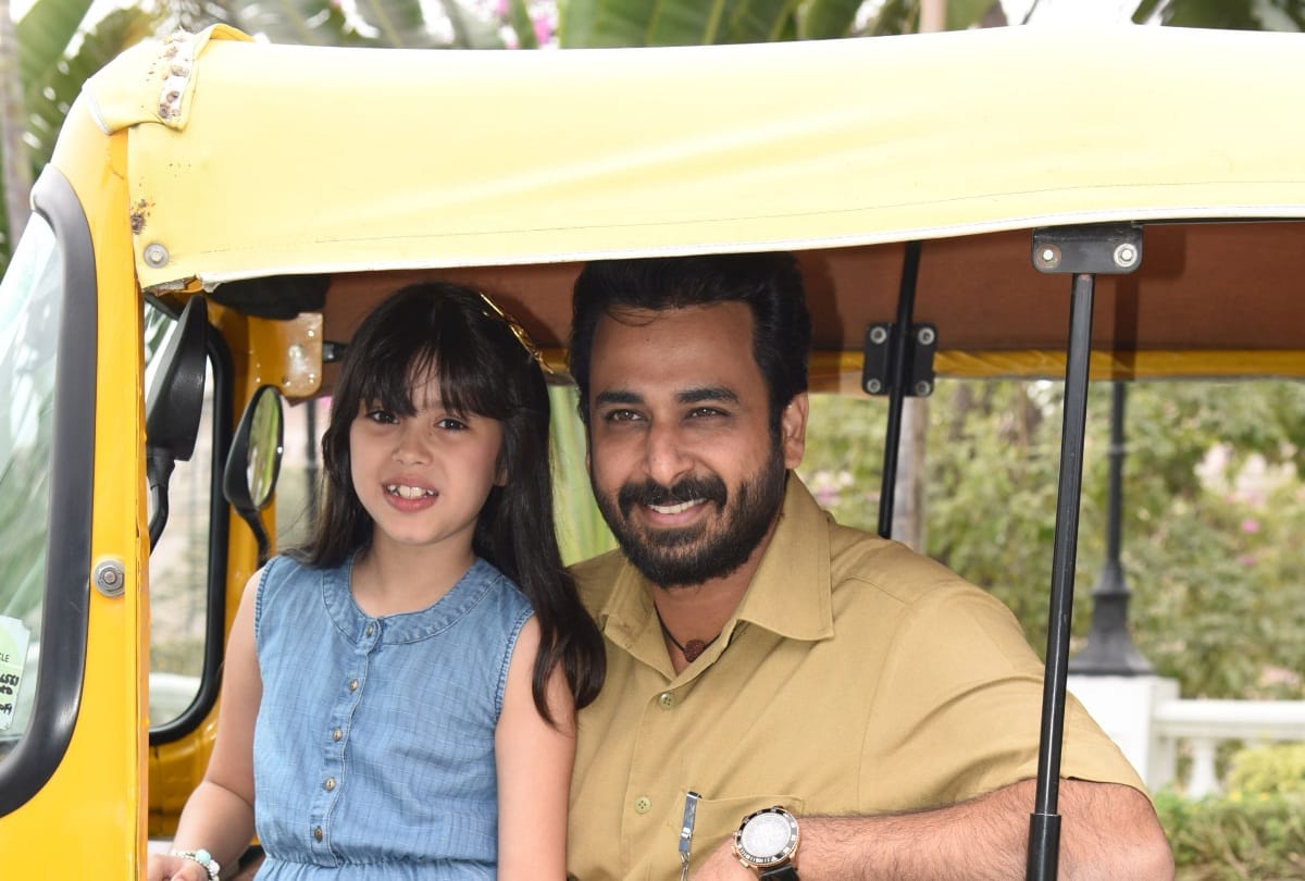 actor sarwar ahuja and child artist rewa arora in lucknow