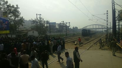protest start in varanasi after grp beat manduadih rail staff