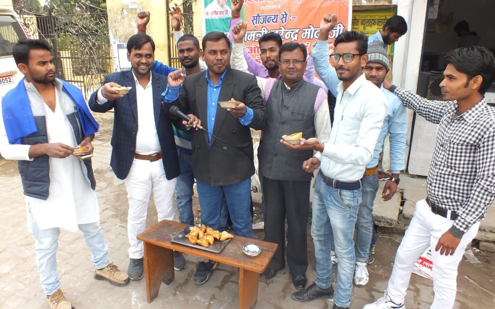 Yuva sells pakodas by protest