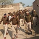 गांव कोठा में घरों की तलाशी लेती राजस्थान पुलिस की  टीमें।