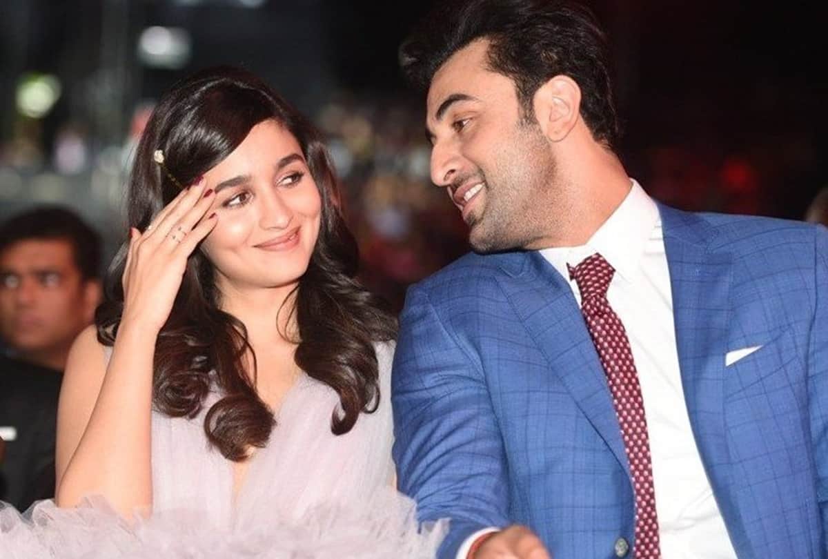 ranbir kapoor and alia bhatt look each other at sonam kapoor reception
