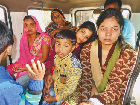 इलाज के बाद परिजनों के साथ गंतव्य को जाती वधु।