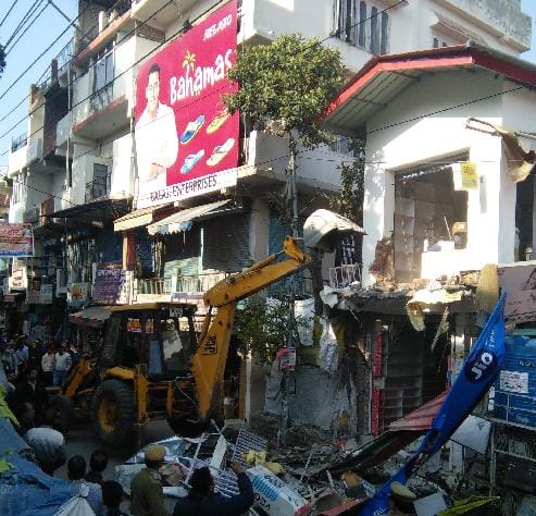 सुबह से लेकर शाम तक चलता रहा दुकान तोड़ने का नाटक