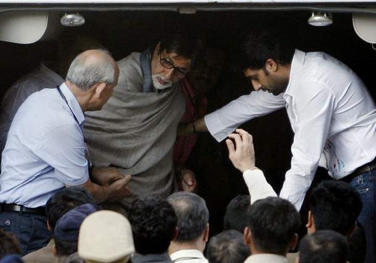 Amitabh Bacchan admitted in mumbai lilavati hospital, now discharged