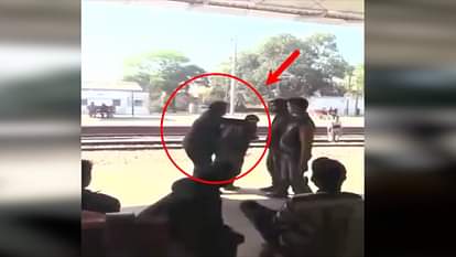 BAREILLY PITAMBARPUR RAILWAY MASTER BEATEN TRAIN PASSENGER ON ASKING TIME 