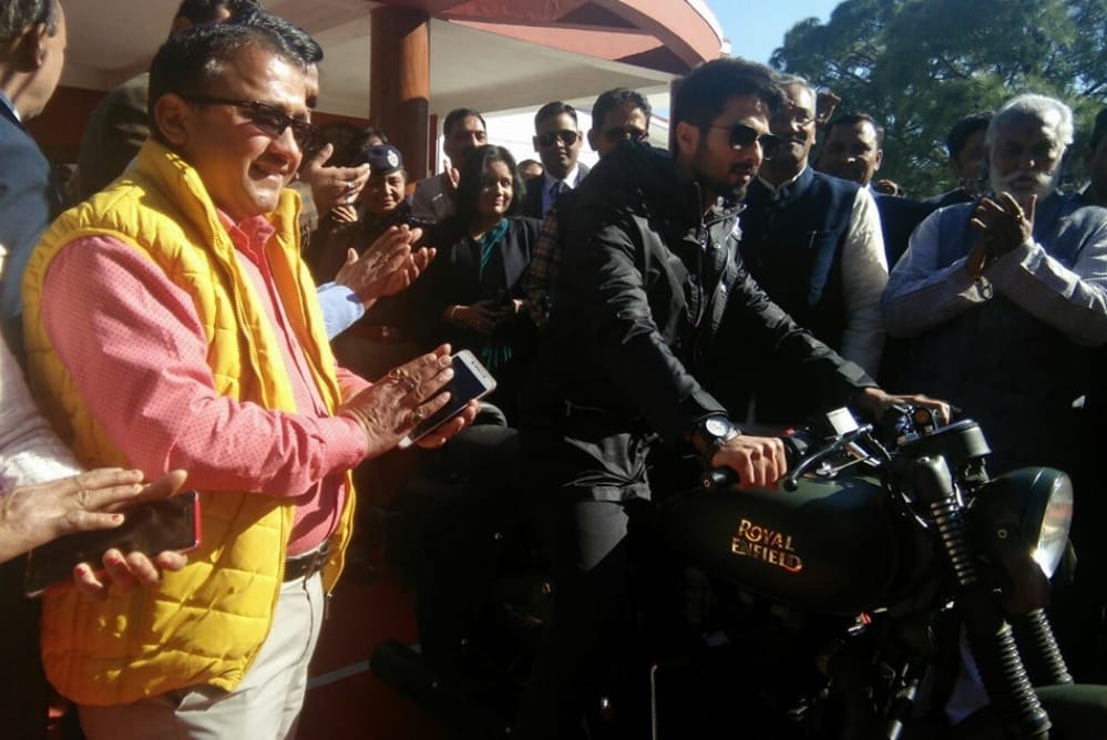 shraddha kapoor arrives uttarakhand for batti gul meter chalu shooting