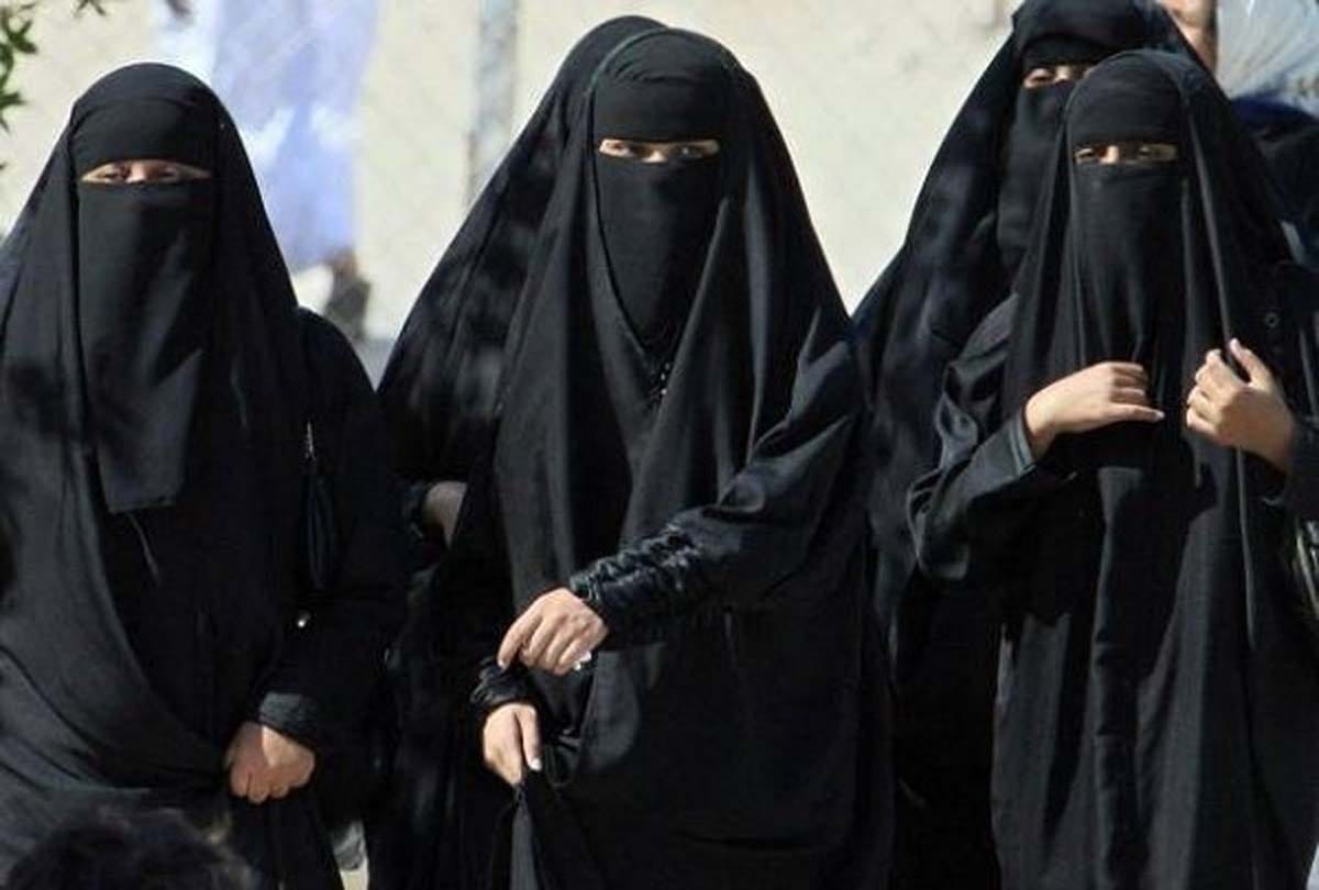man gives triple talaq to wife