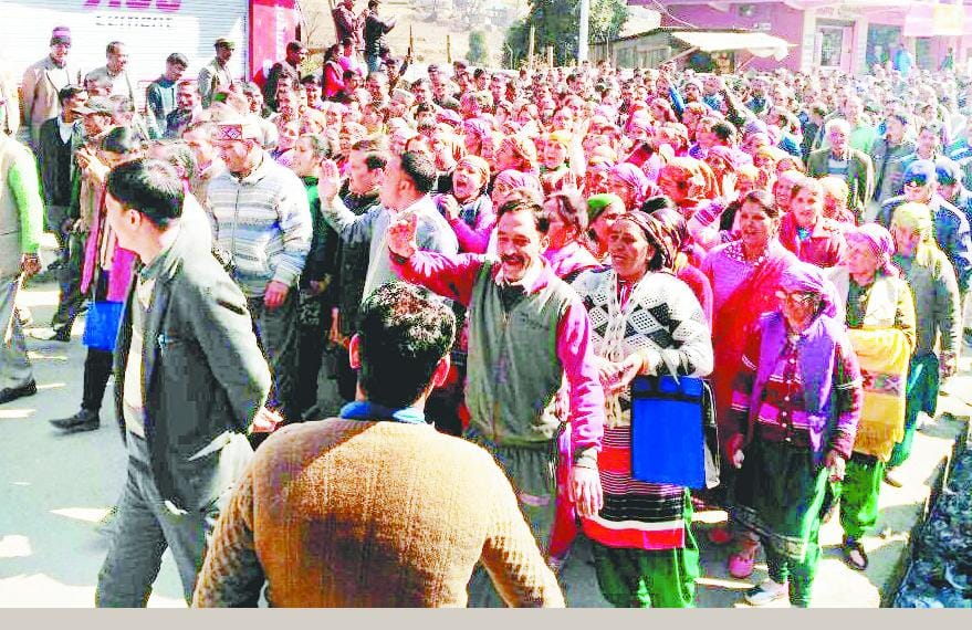 एसडीएम कार्यालय में जनता के काम बंद होने पर और भड़की विरोध की ज्वाला