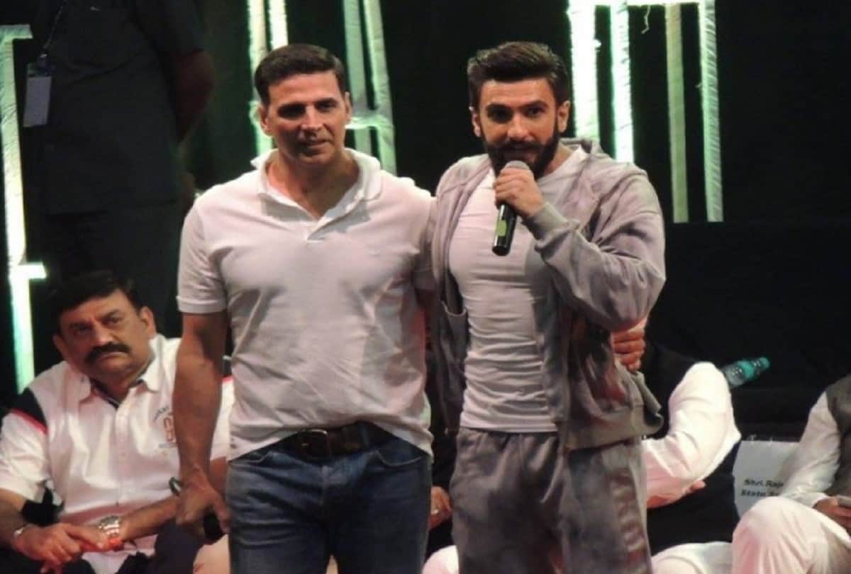 Ranveer Singh promote Akshay Kumar film Padman in funny style 