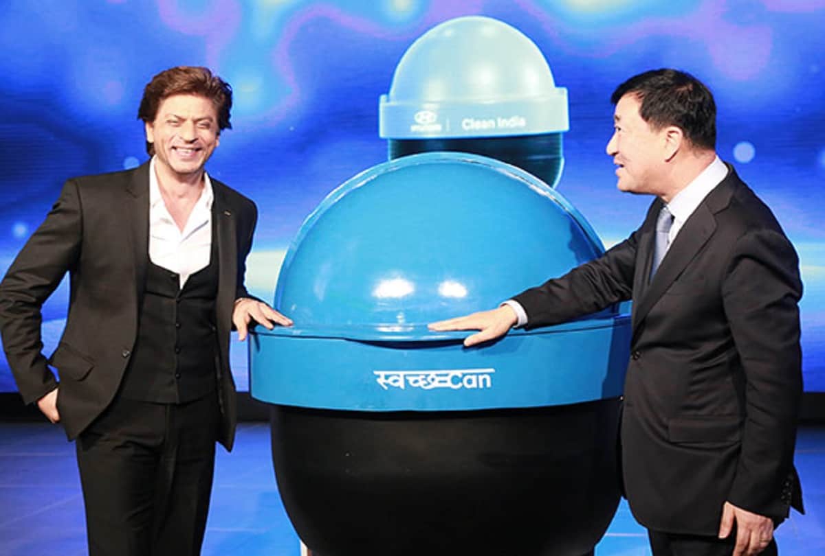 shahrukh khan pouting like kareena kapoor khan in delhi auto expo event