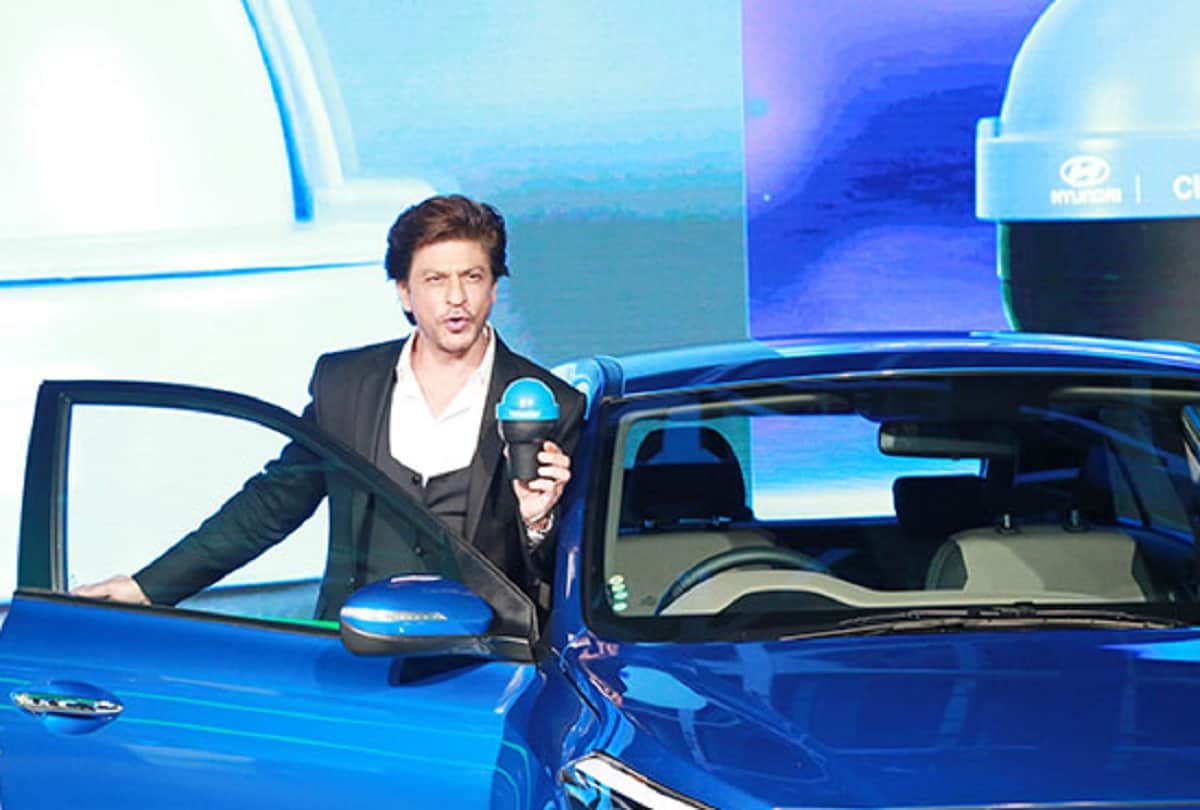 shahrukh khan pouting like kareena kapoor khan in delhi auto expo event