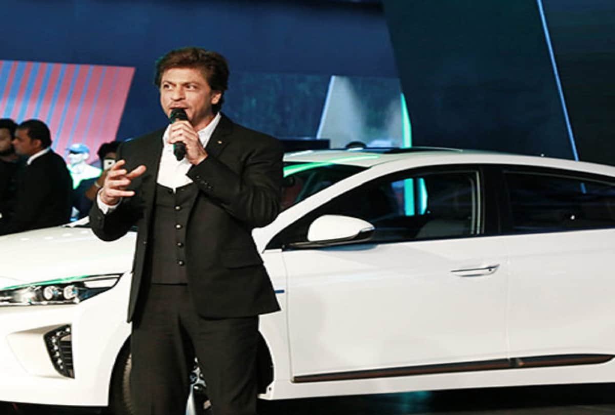 shahrukh khan pouting like kareena kapoor khan in delhi auto expo event