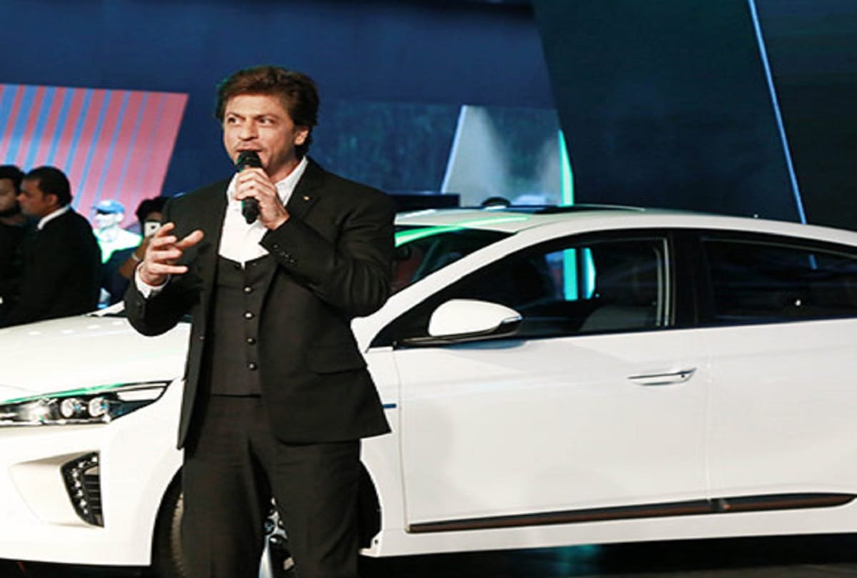 shahrukh khan pouting like kareena kapoor khan in delhi auto expo event