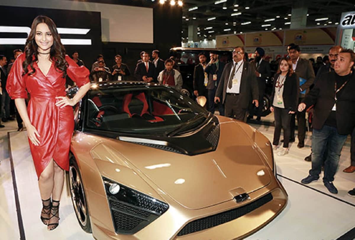 shahrukh khan pouting like kareena kapoor khan in delhi auto expo event