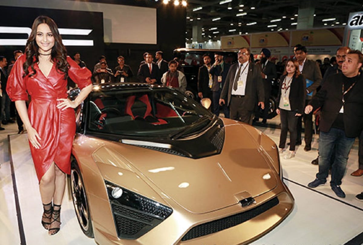 shahrukh khan pouting like kareena kapoor khan in delhi auto expo event