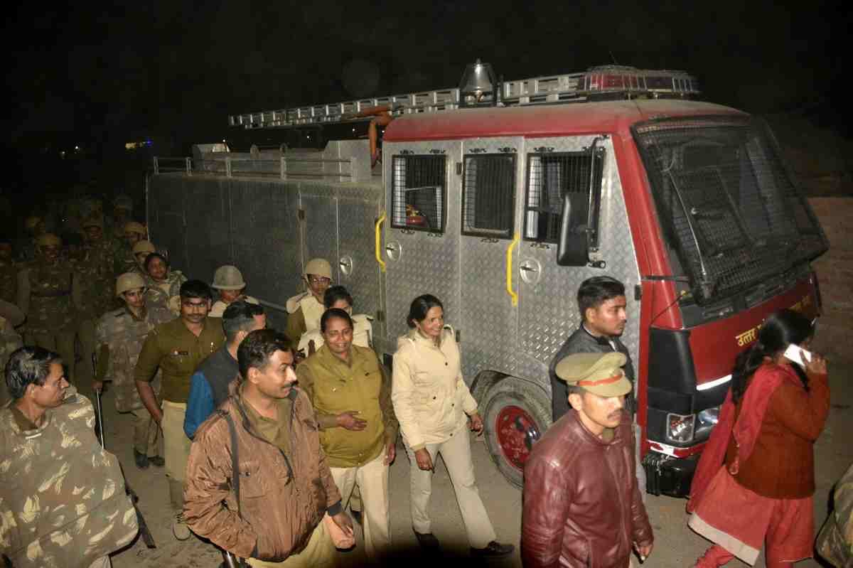 violence in soyepur village of varanasi three constable injured
