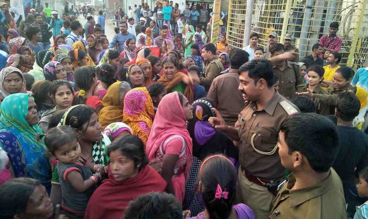 violence in soyepur village of varanasi three constable injured