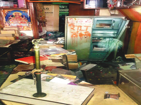 Outside the police patrol, thieves burglar inside