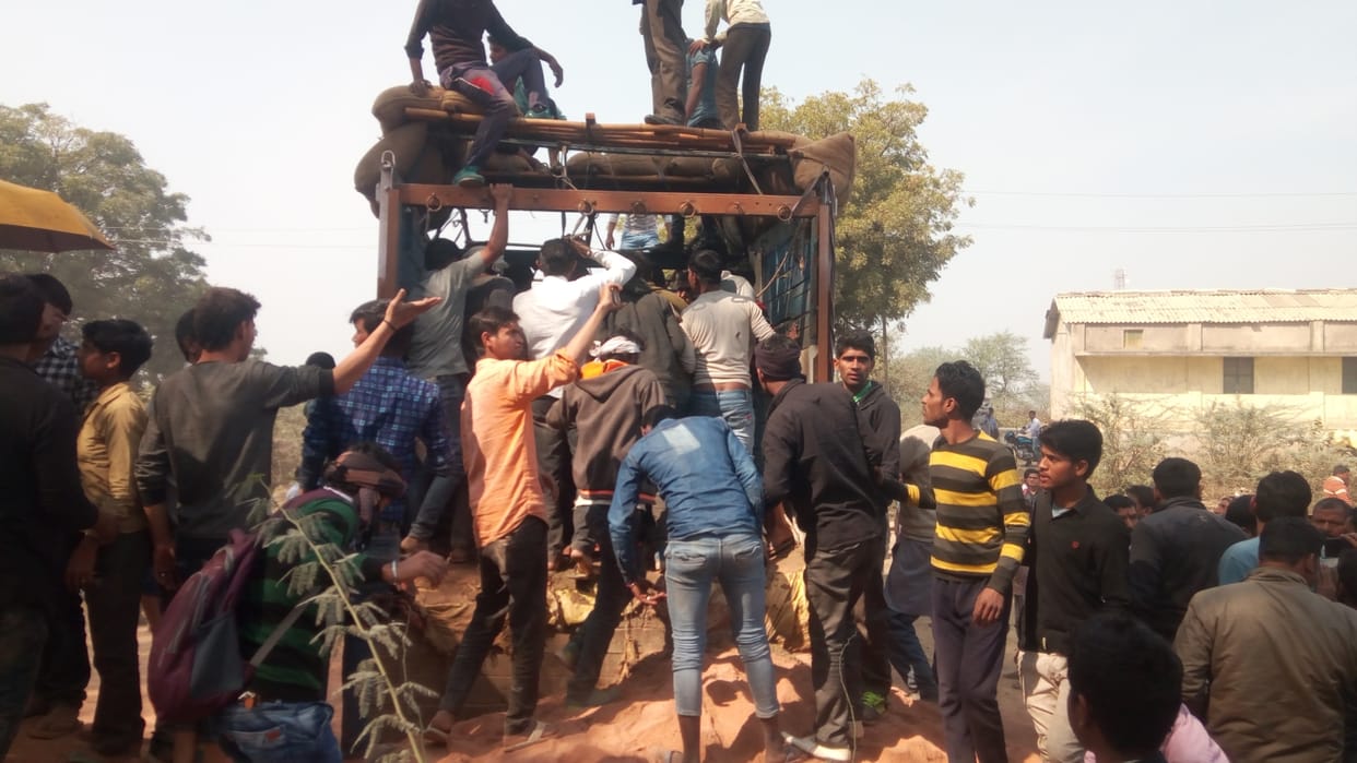 सिपाही को ट्रक में डालकर भागते गोकश दबोचे