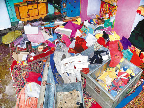 2 lakhs of rupees by breaking the lock of closed house