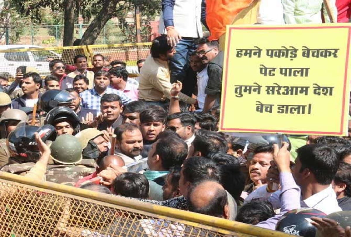 Congress BJP workers protest in Bhopal over Pm Modi Pakoda remark controversy