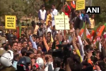 NSUI workers held 'pakoda protest' in Madhya Pradesh