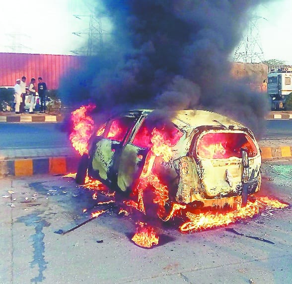 divider se takraai car