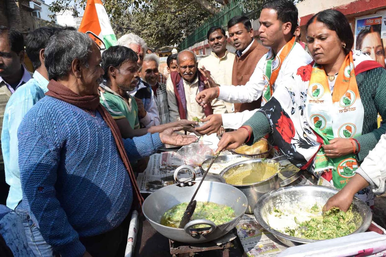 कांग्रेसजनों ने घंटाघर में पकौड़ा बेच जताया विरोध