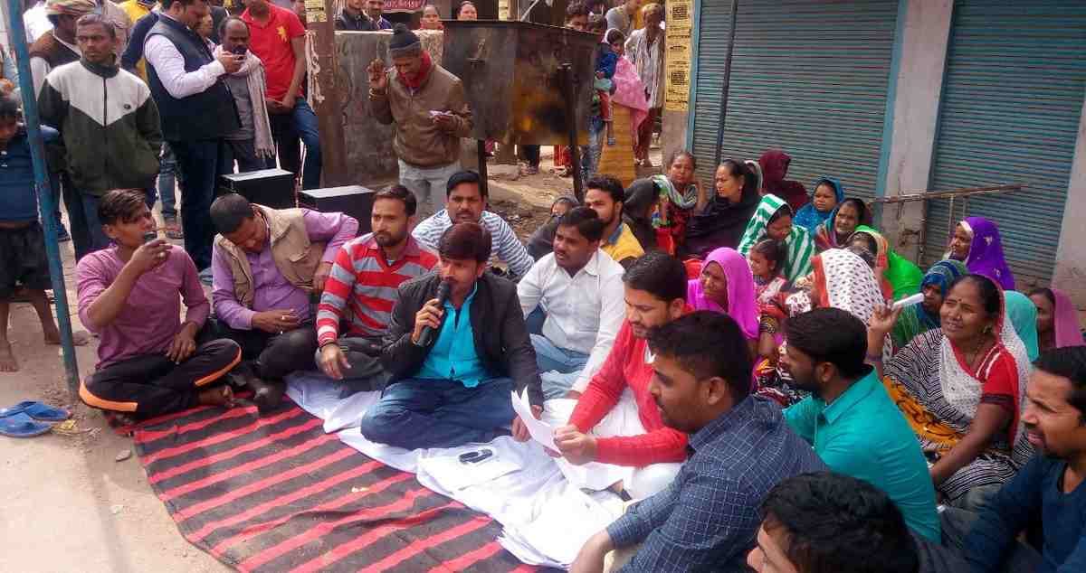 कलेक्ट्रेट परिसर में लेखपालों ने दिया धरना