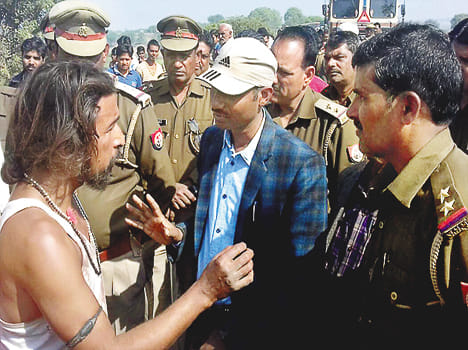 Banda-Hamirpur road by carving dead body