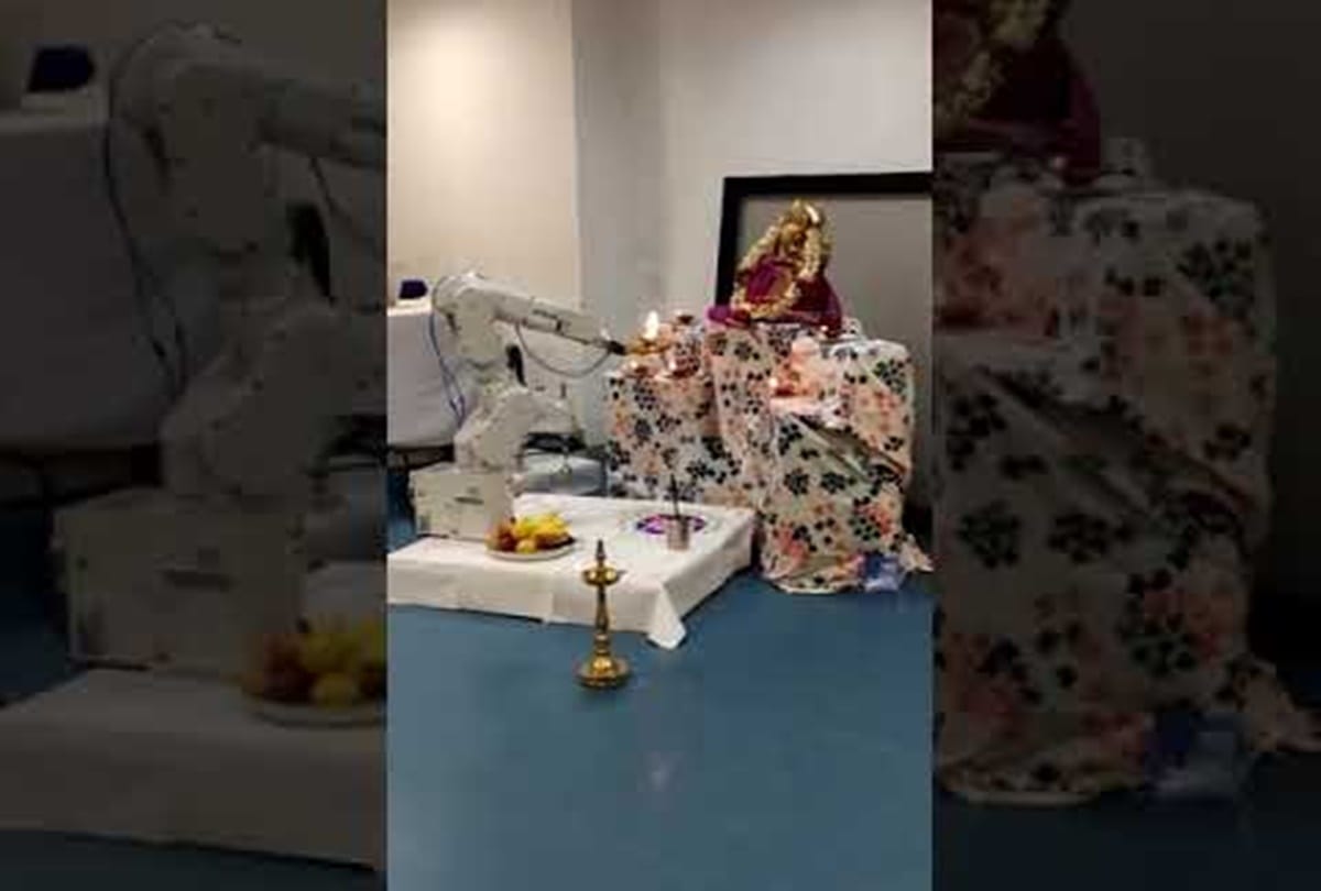 now robot will perform ganesh puja aarti