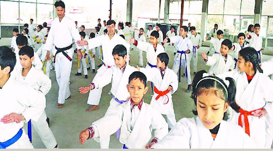 80 प्रशिक्षुओं ने पास की कराटे की बेल्ट ग्रेडिंग परीक्षा