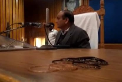 congress female councillor gave bangles to mayor for not doing development in her area 