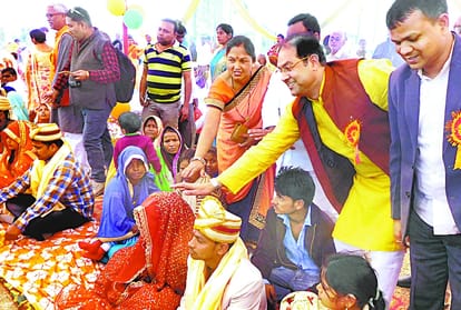 bjp workers clash with officers in gauriganj in amethi.