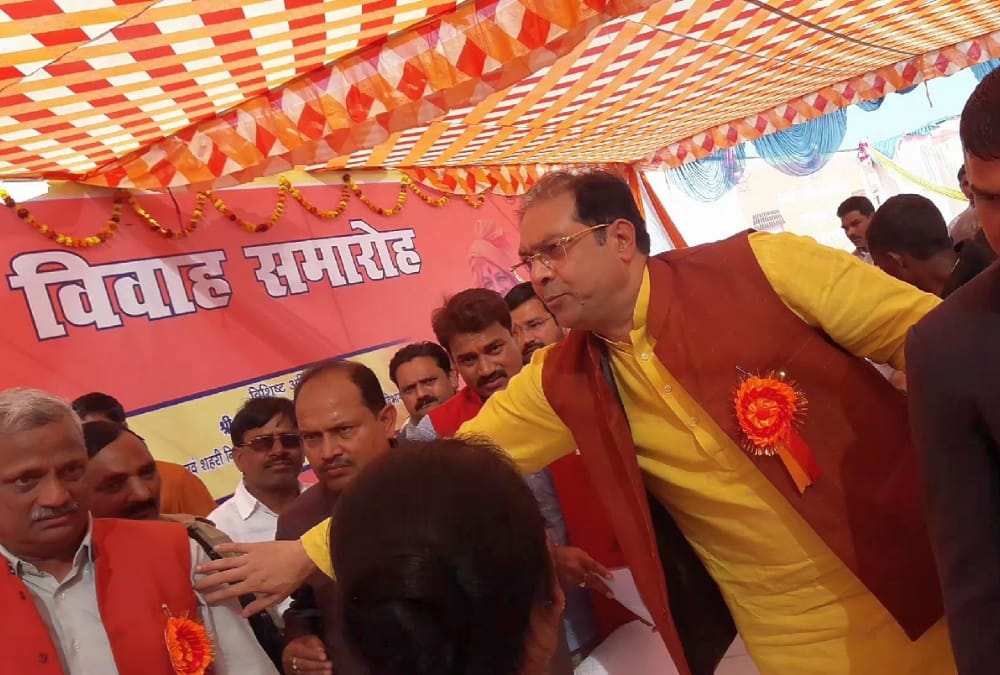 bjp workers clash with officers in gauriganj in amethi.