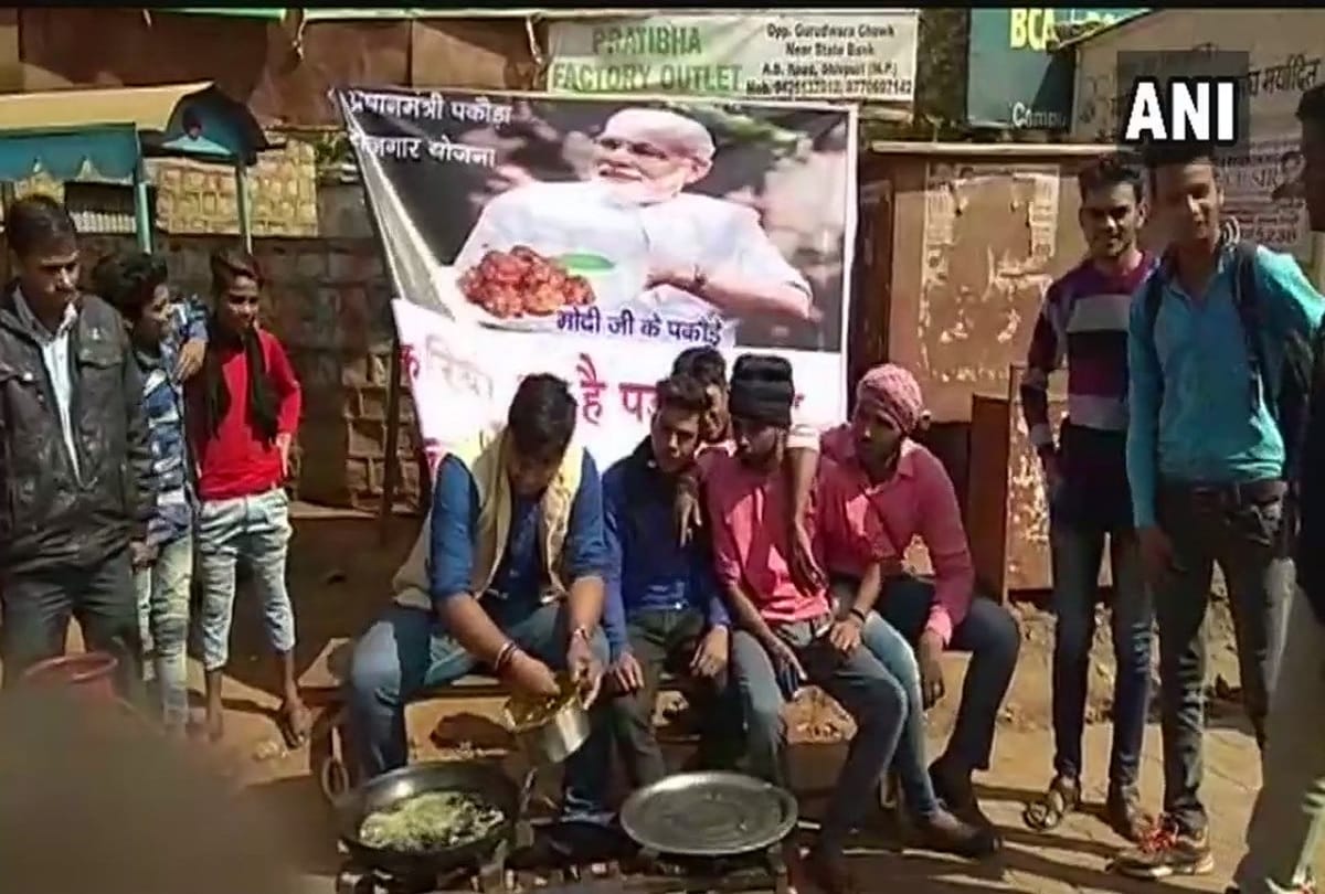 NSUI workers held 'pakoda protest' in Madhya Pradesh