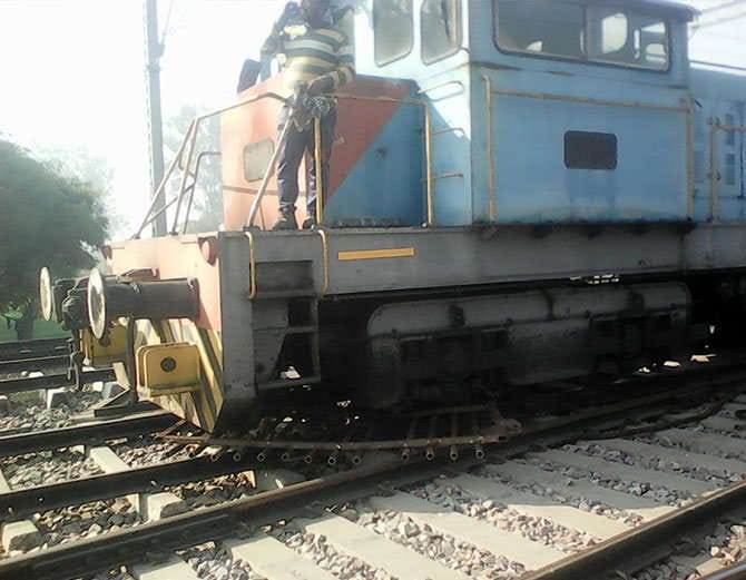 bihar labourer saved life of many people, goods train engine runs without driver