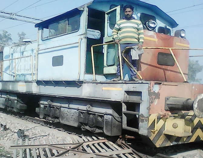 bihar labourer saved life of many people, goods train engine runs without driver