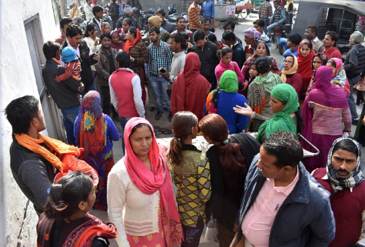 on not having aadhaar gurugram civic hospital send pregnant lady back, she deliver baby on road