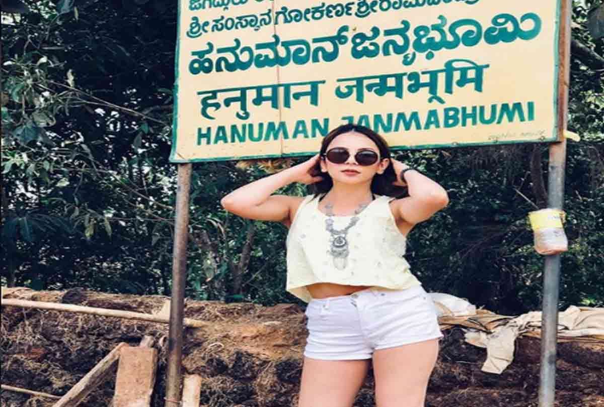 bigg boss ex contestant nitibha kaul bold dress religious spot people troll her
