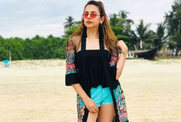bigg boss ex contestant nitibha kaul bold dress religious spot people troll her