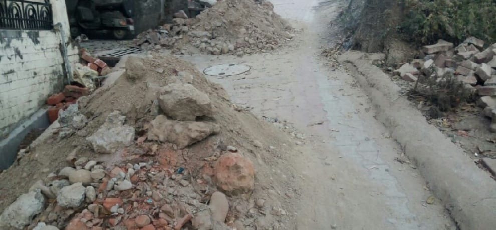 सीवरेज खुदाई के बाद मिट्टी भरना भूला विभाग