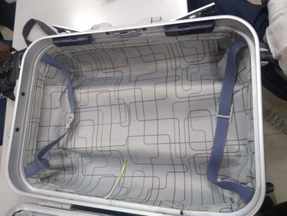 smuggler caught with 600 gram gold