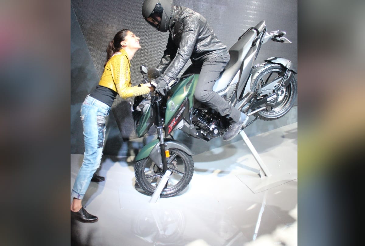 autoexpo 2018: taapsee pannu launched activa 5g