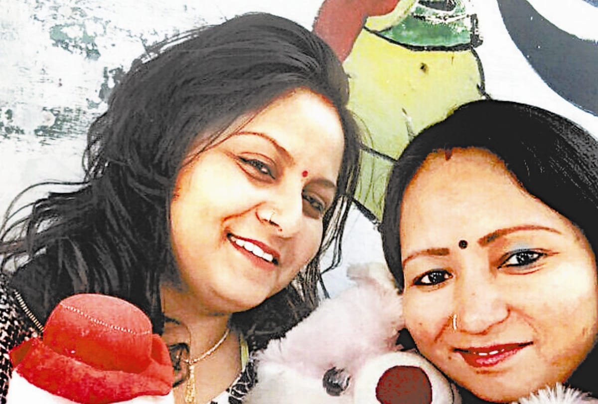 husband gave special gift to wife on teddy day