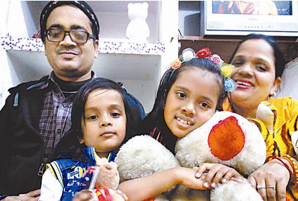 husband gave special gift to wife on teddy day